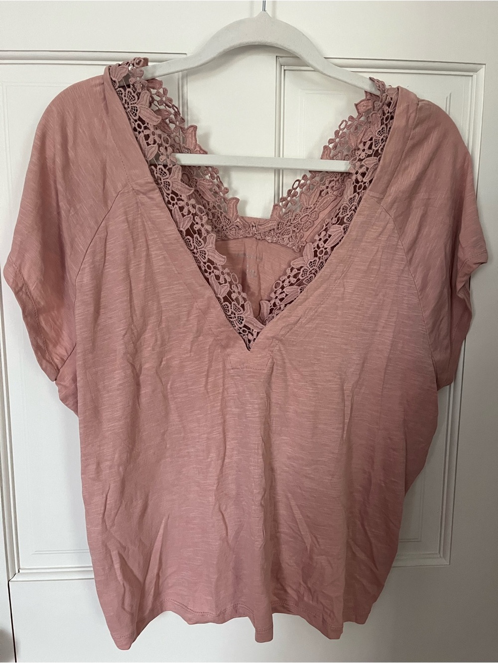 Anthropologie women’s Lace Trim V-Neck Blouse in Dusty Rose size Large NWOT